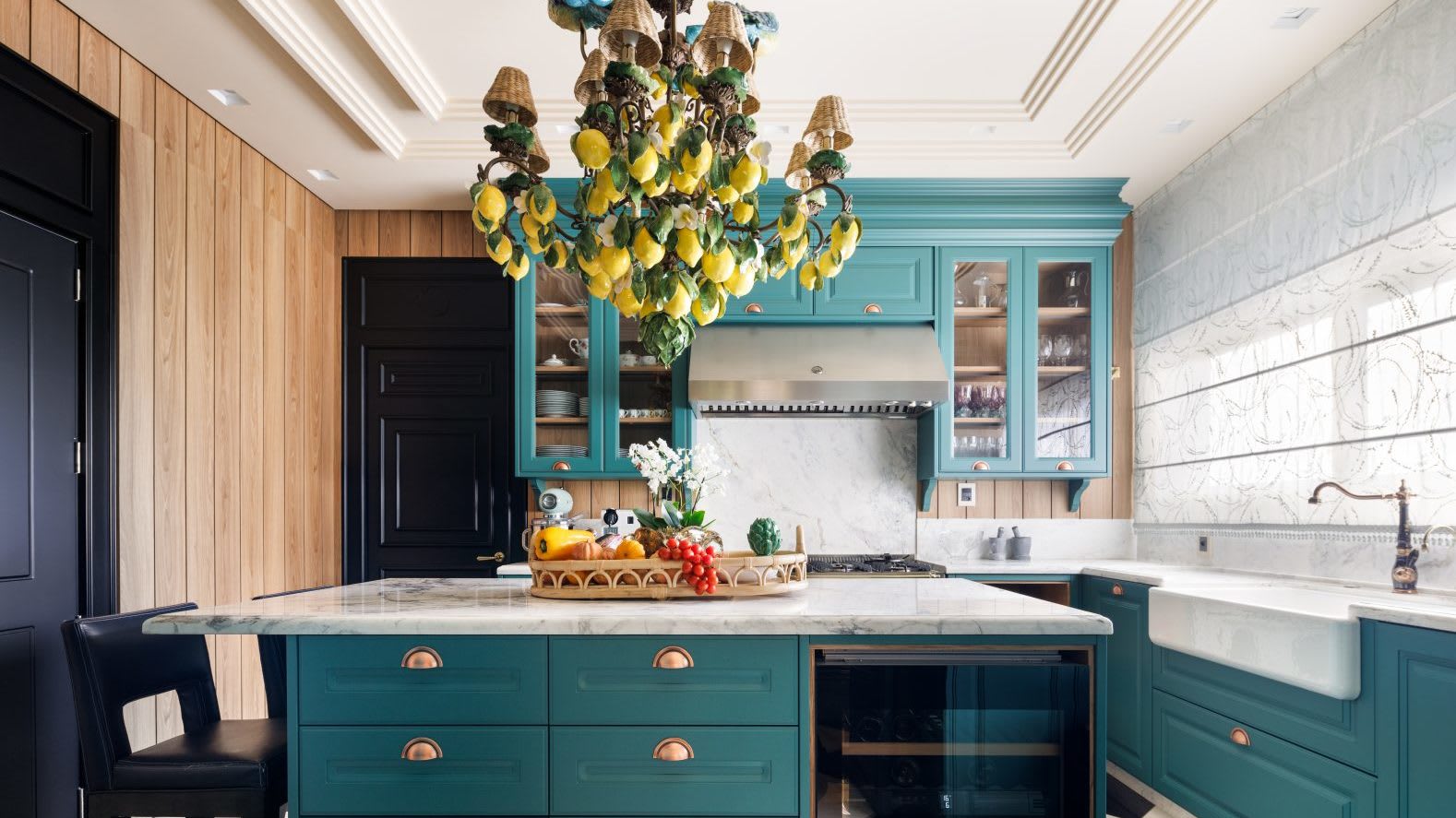 Cozinha-classica-em-estilo-provencal-e-marcenaria-verde-turquesa-assinada-por-wagner-robe-e-bontempo-cascavel