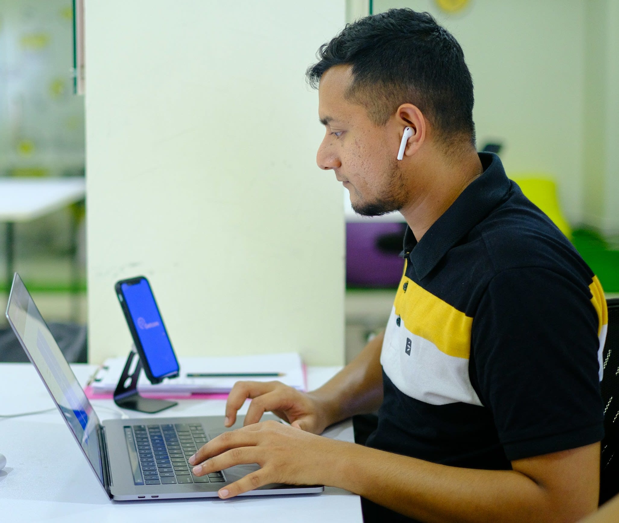 photo-1622258416235-d0390821fc08