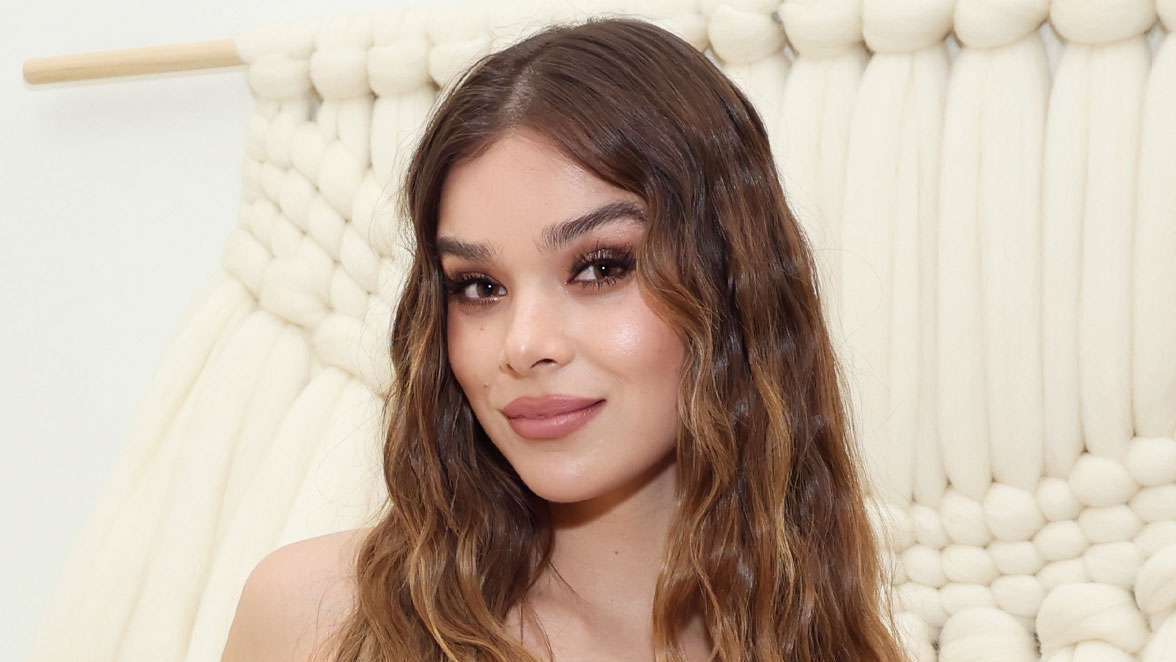 Hailee-Steinfeld-081124-f8ae9b26df51473085e7d4a70d85ff4d