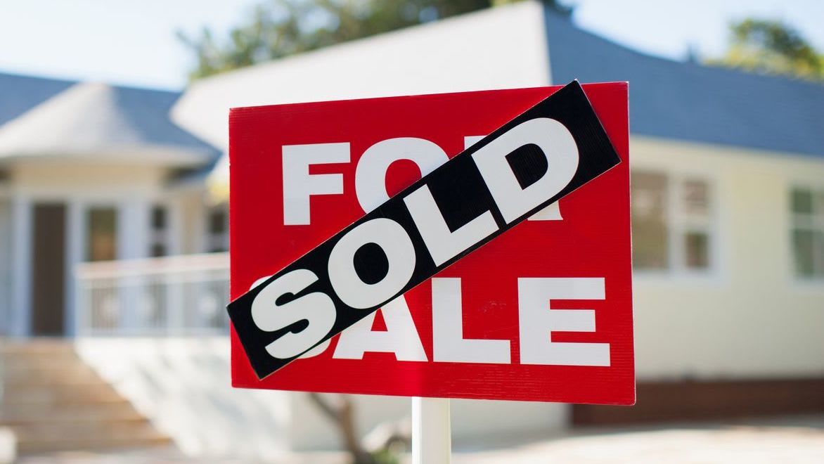 for-sale-sign-in-yard-of-house-171021377-e0b8d213ee6240029ab3683188efb250