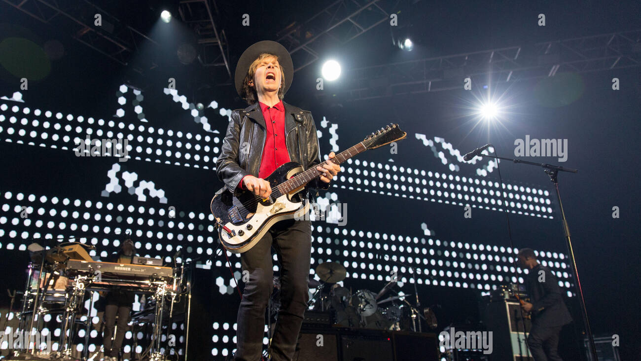 inglewood-california-usa-11th-dec-2016-beck-hansen-of-beck-during-HDG4XN