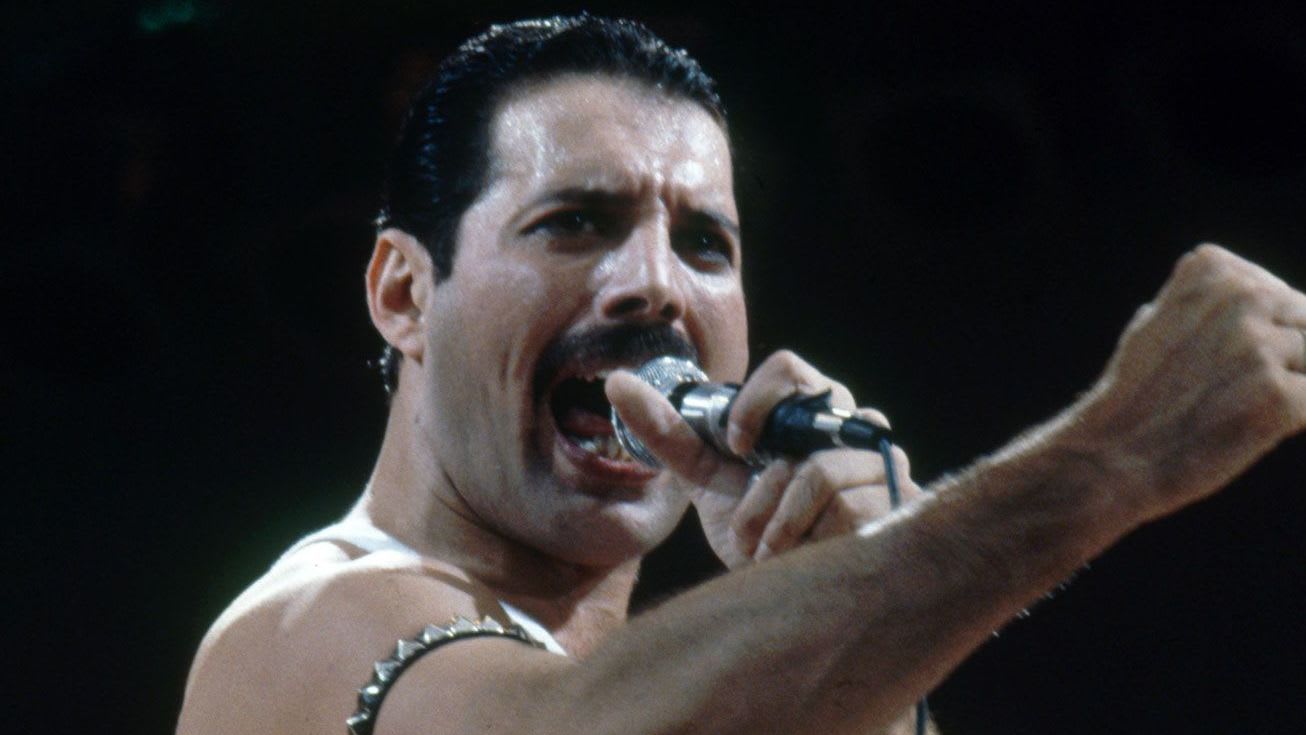 Freddie-Mercury-Live-Aid-Queen-Wembley-Stadium-July-13-1985