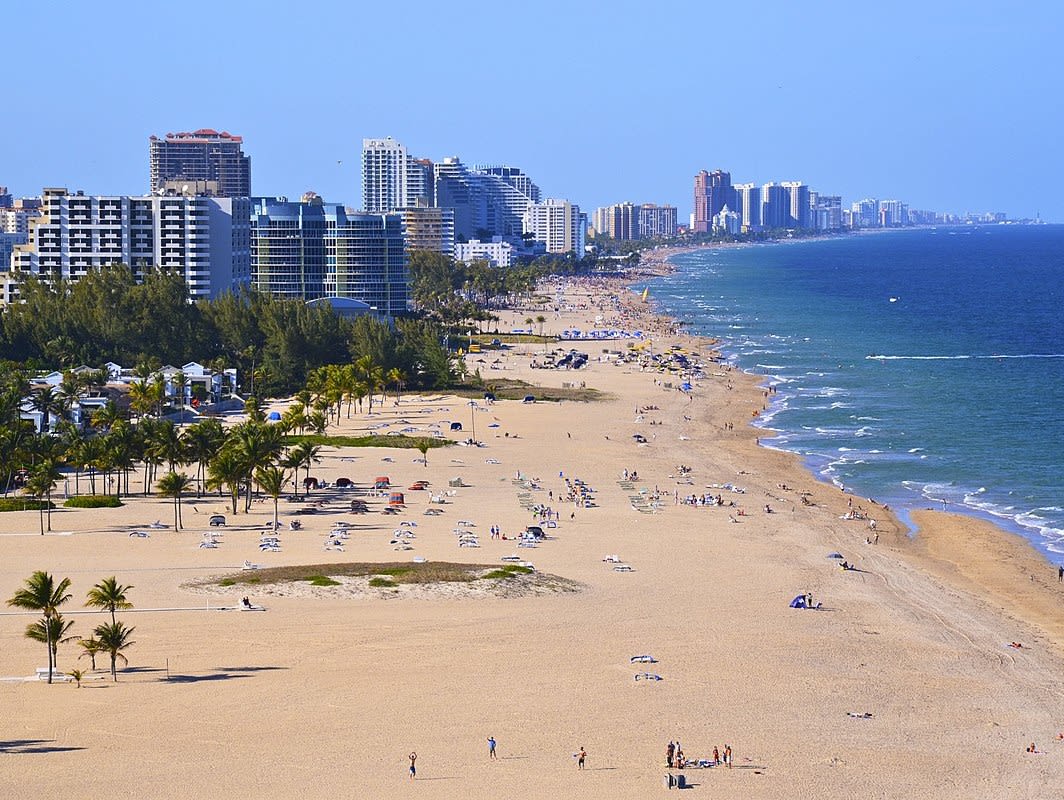 1200px-Beach_at_Fort_Lauderdale