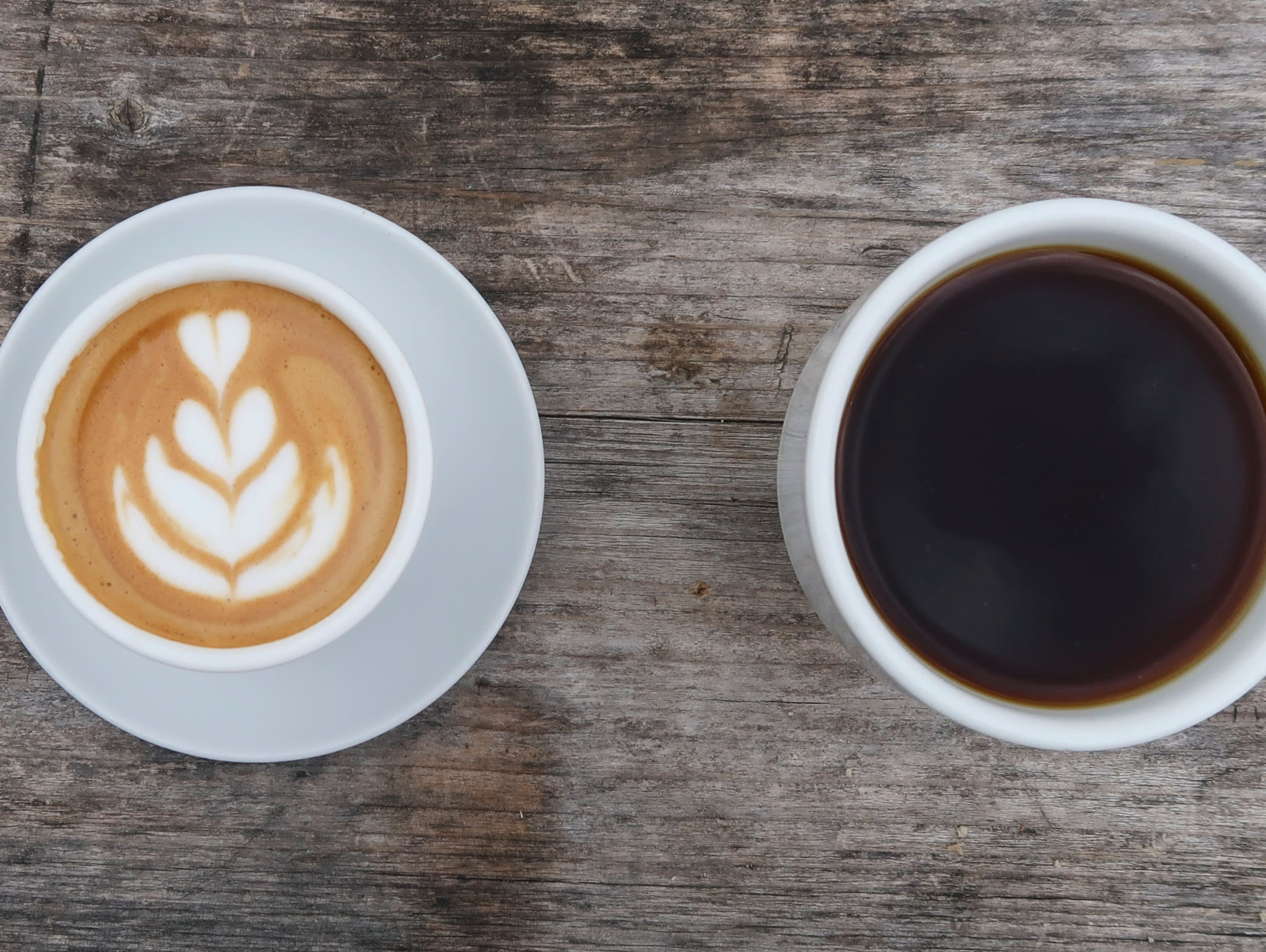 Latte_and_dark_coffee