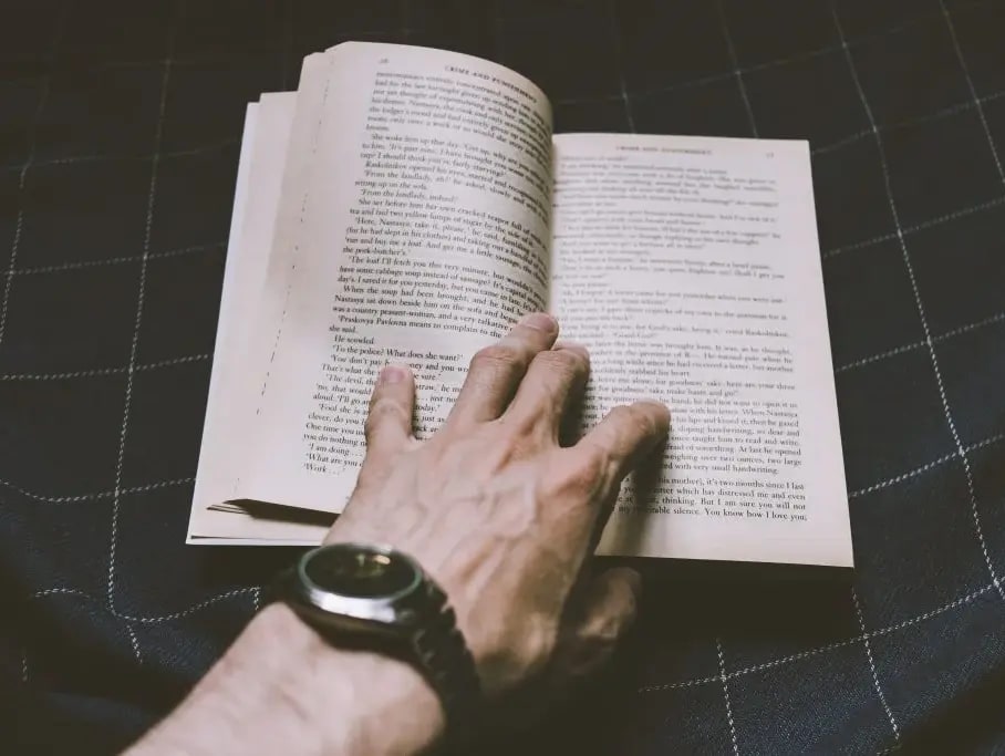 male_hand_holding_an_open_book-1024x683