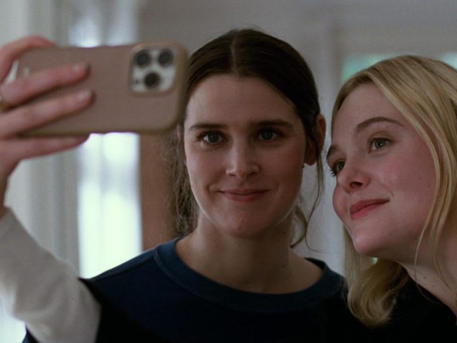 SentimentalValue_08_Inga-Ibsdotter-Lilleaas_Elle-Fanning_Photo_Kasper-Tuxen-Andersen-e1764525850572-1200x800