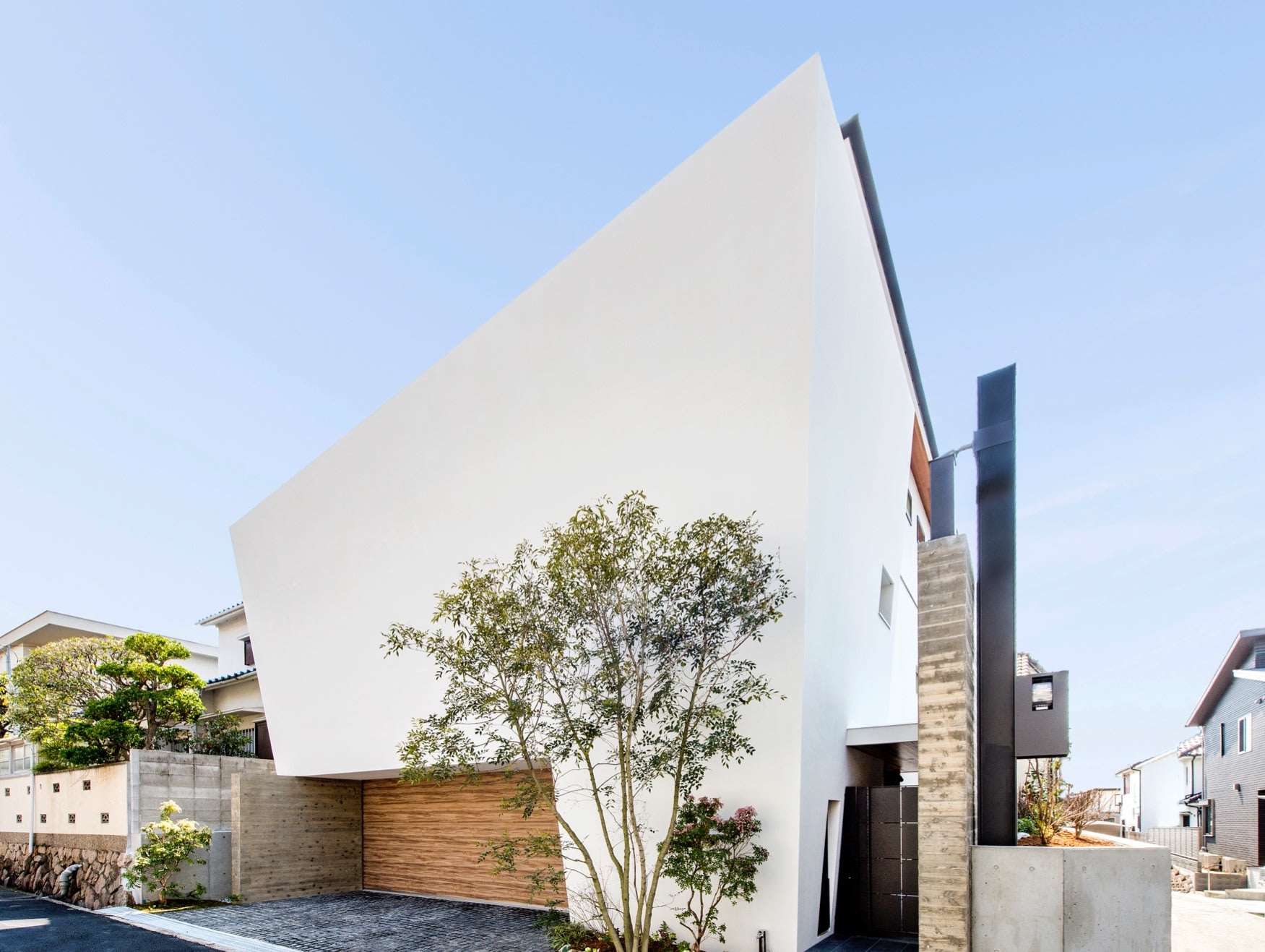 A House with a Hidden Openness by IDAHOMES