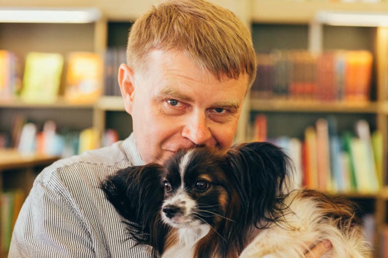 Kirjanik Andrus Kivirähk oma koeraga