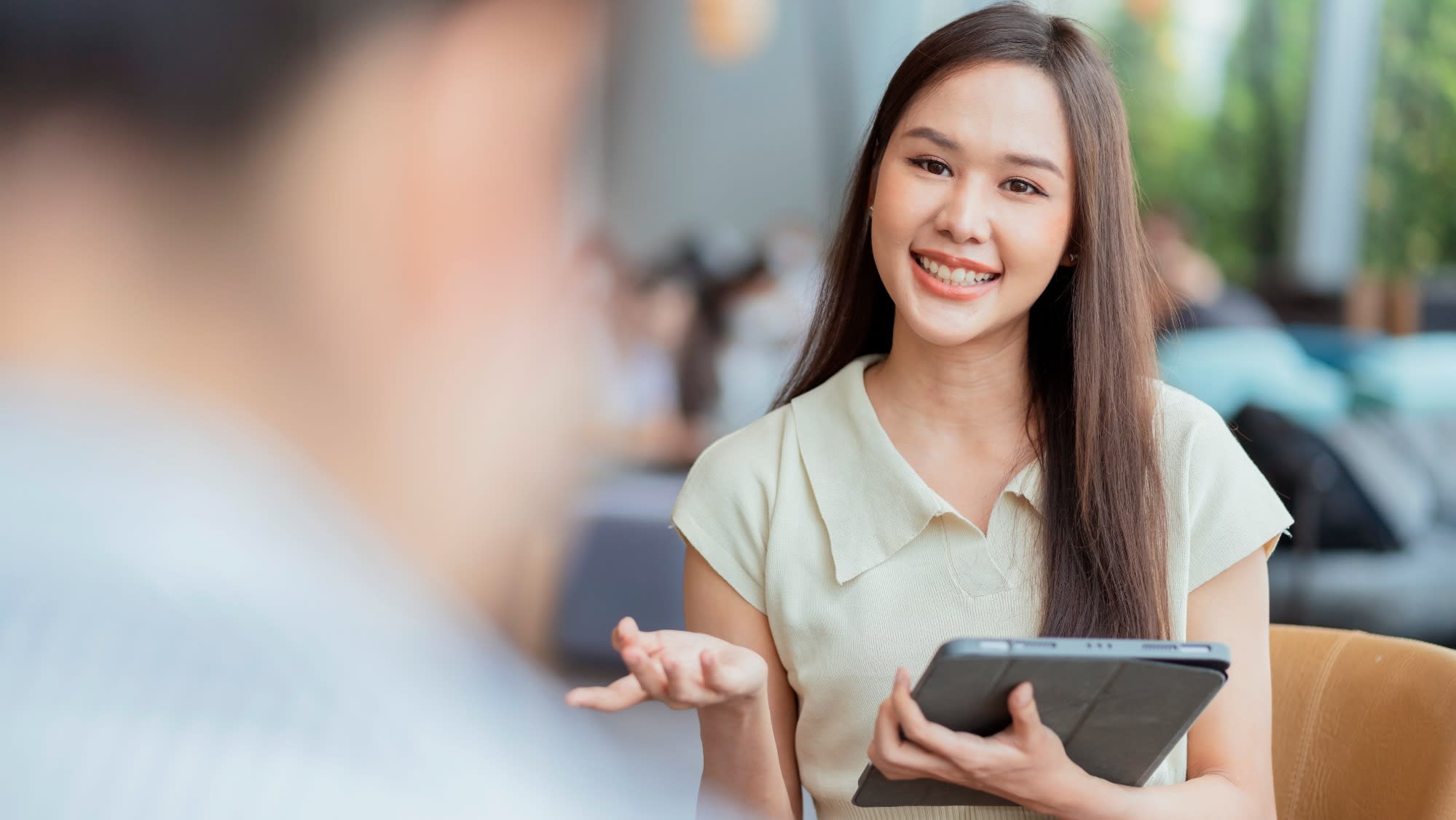 asian-female-creative-agency-digital-nomad-working-anywhere-discuss-with-friend-about-her-project-cafe-restaurant-new-working-lifestyleasian-female-creative-agency-casual-meeting-client-customer