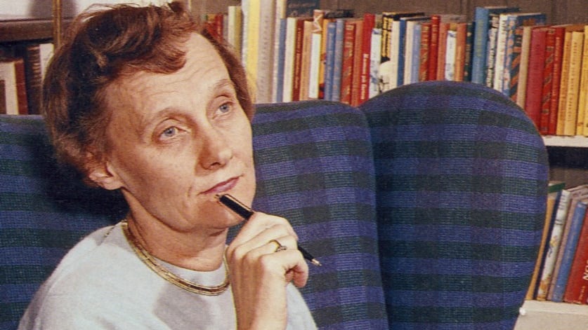 Astrid Lindgren aastal 1960 raamaturiiuli ees