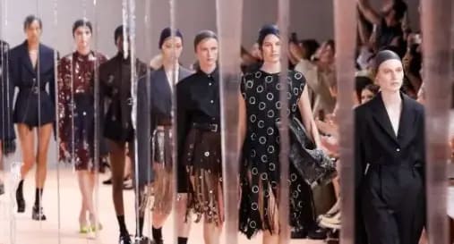 prada-sfilata-donna-ss24-milano-e1738861023391