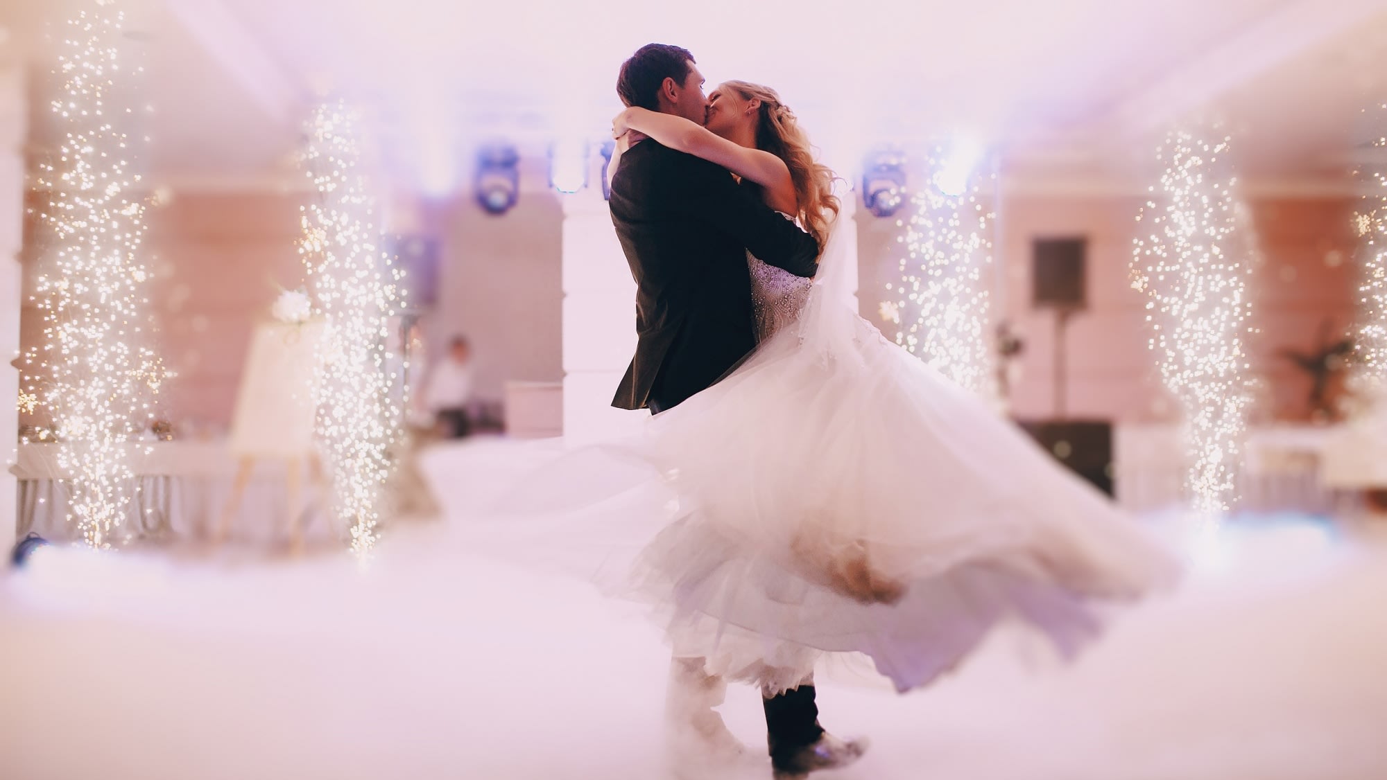 passionate-newlyweds-dancing
