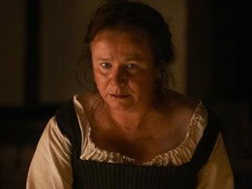 1468310_emilywatsonhamnet_fp_00380_courtesyoffocusfeatures_268092_crop