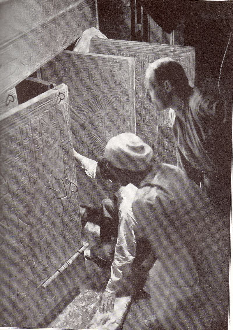 Howard Carter (à genoux), un ouvrier égyptien, et Arthur Callender aux portes des tombes de Pharaon Toutânkhamon.