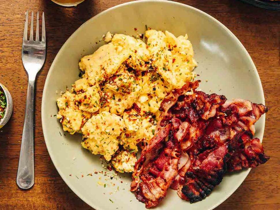 20230404143631-scrambled-eggs-with-bacon