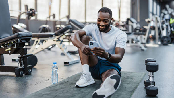 man-using-smartphone-in-gym