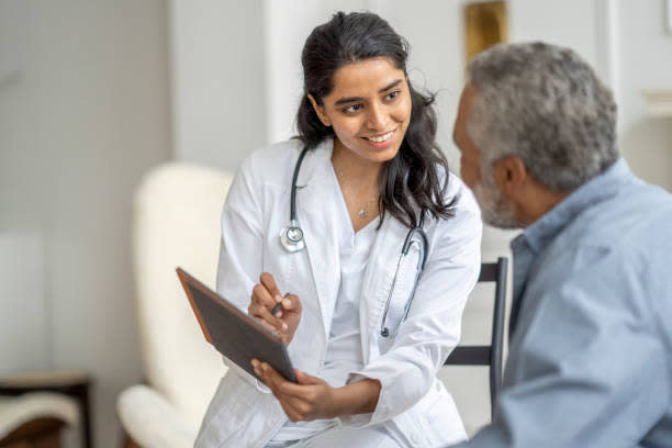 homecare-visit-with-a-senior-gentleman