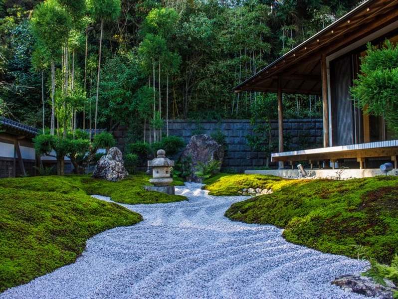 zen-garden-japanese-garden-raked-gravel-garden-shutterstock-com_15666
