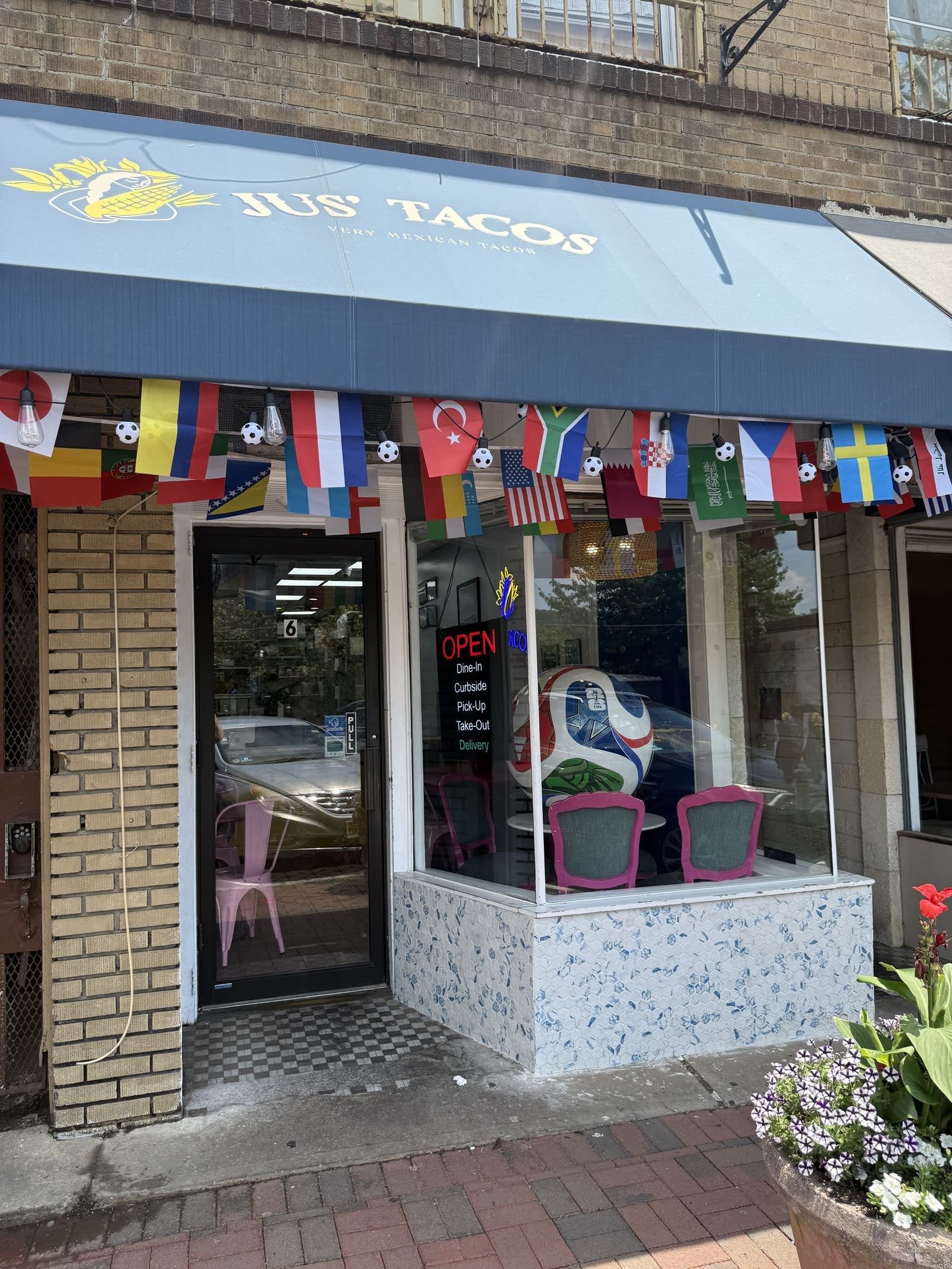 JUS' TACOS DECOR 1