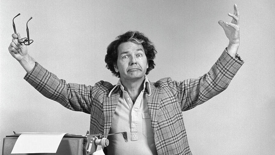 1970s-male-writer-at-desk-typewriter-vintage-images