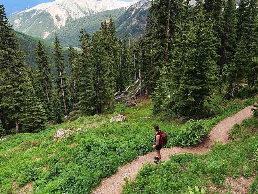 1200px-Hiking_to_the_Ice_Lakes