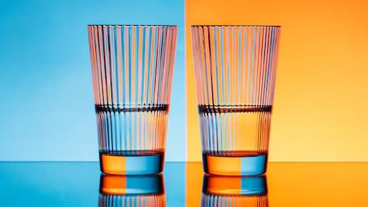 vraag 1 twee-glazen-met-water-over-blauwe-en-oranje-achtergrond_176420-11484
