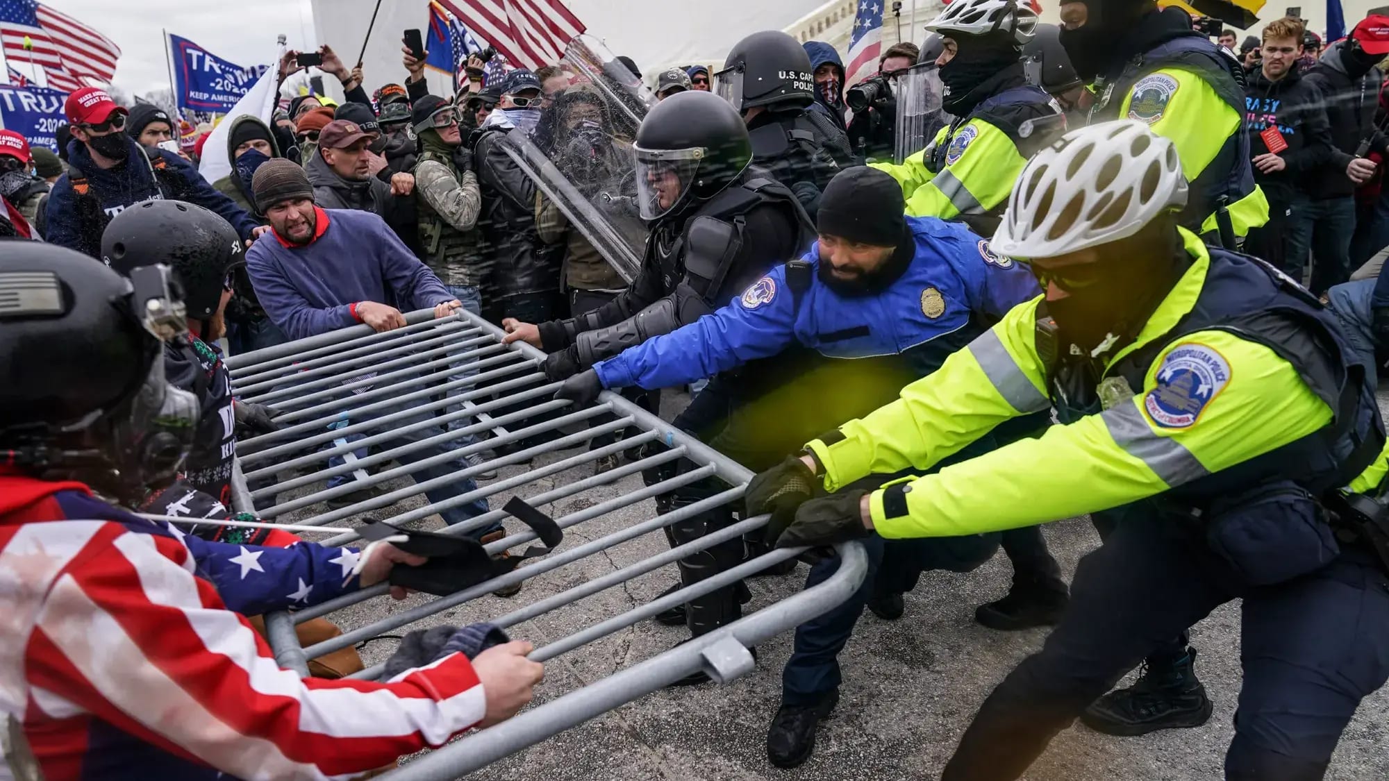 20220712_insurrection_views_AP_21057712802286