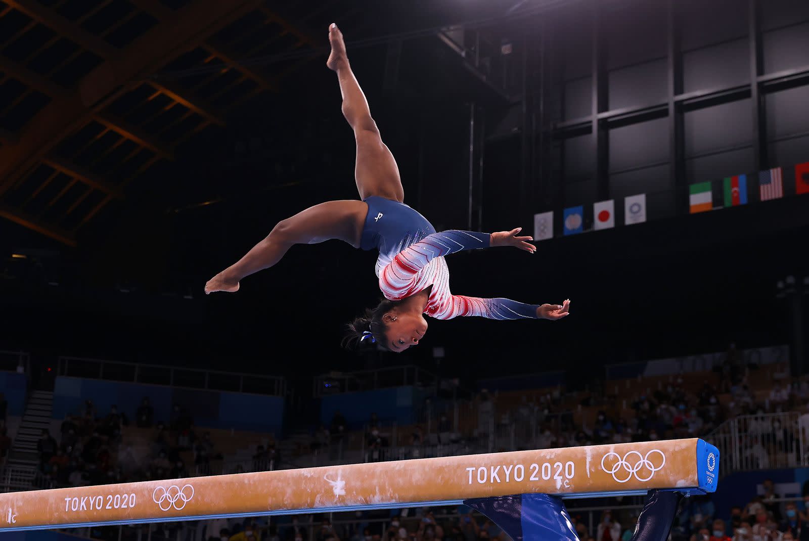 Simone-Biles-on-balance-beam-2020-Tokyo-Olympic-Games