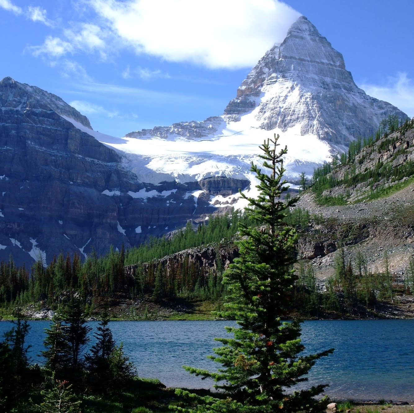 Mount_Assiniboine_Sunburst_Lake
