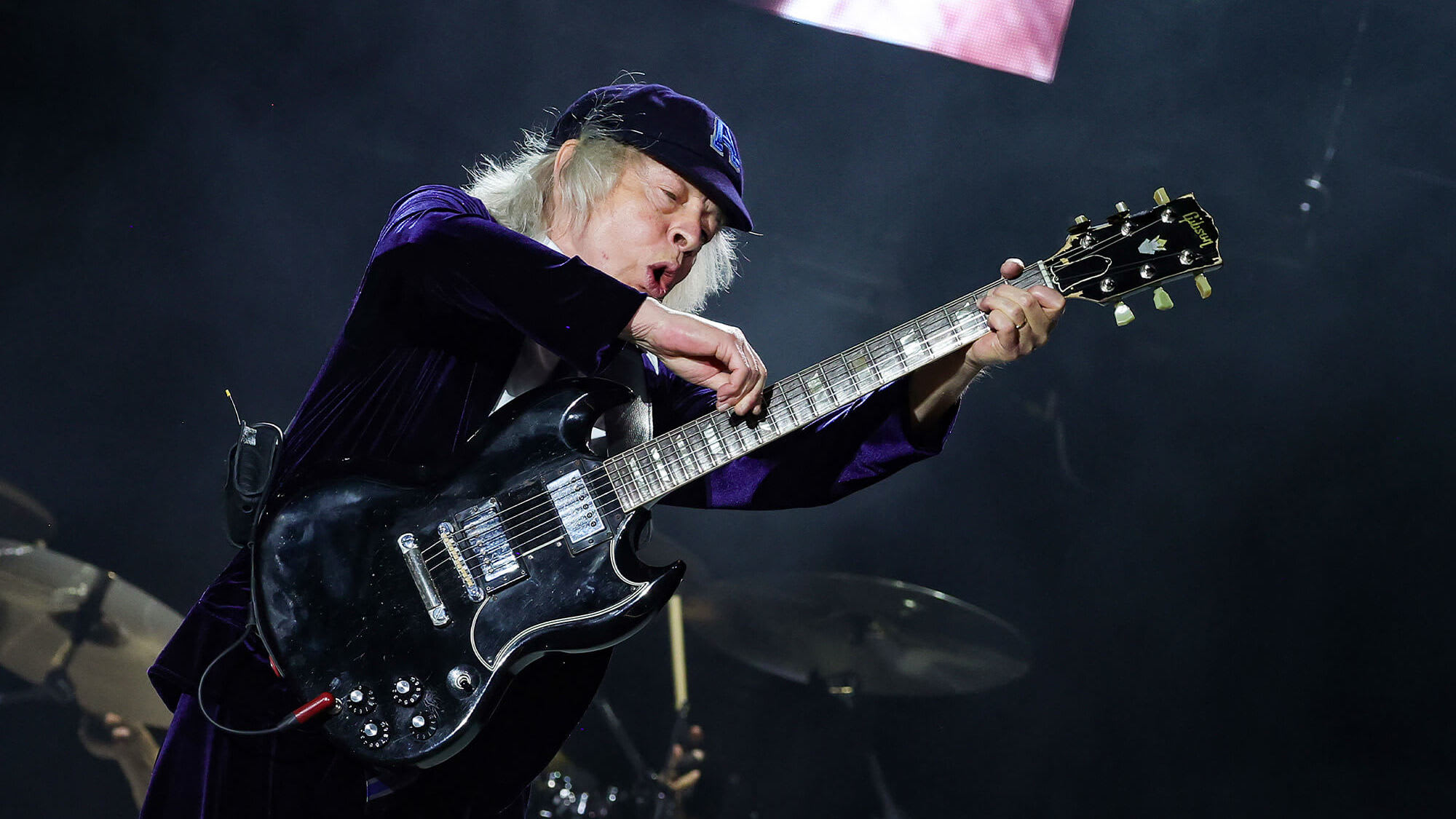 angus-young@2000x1500