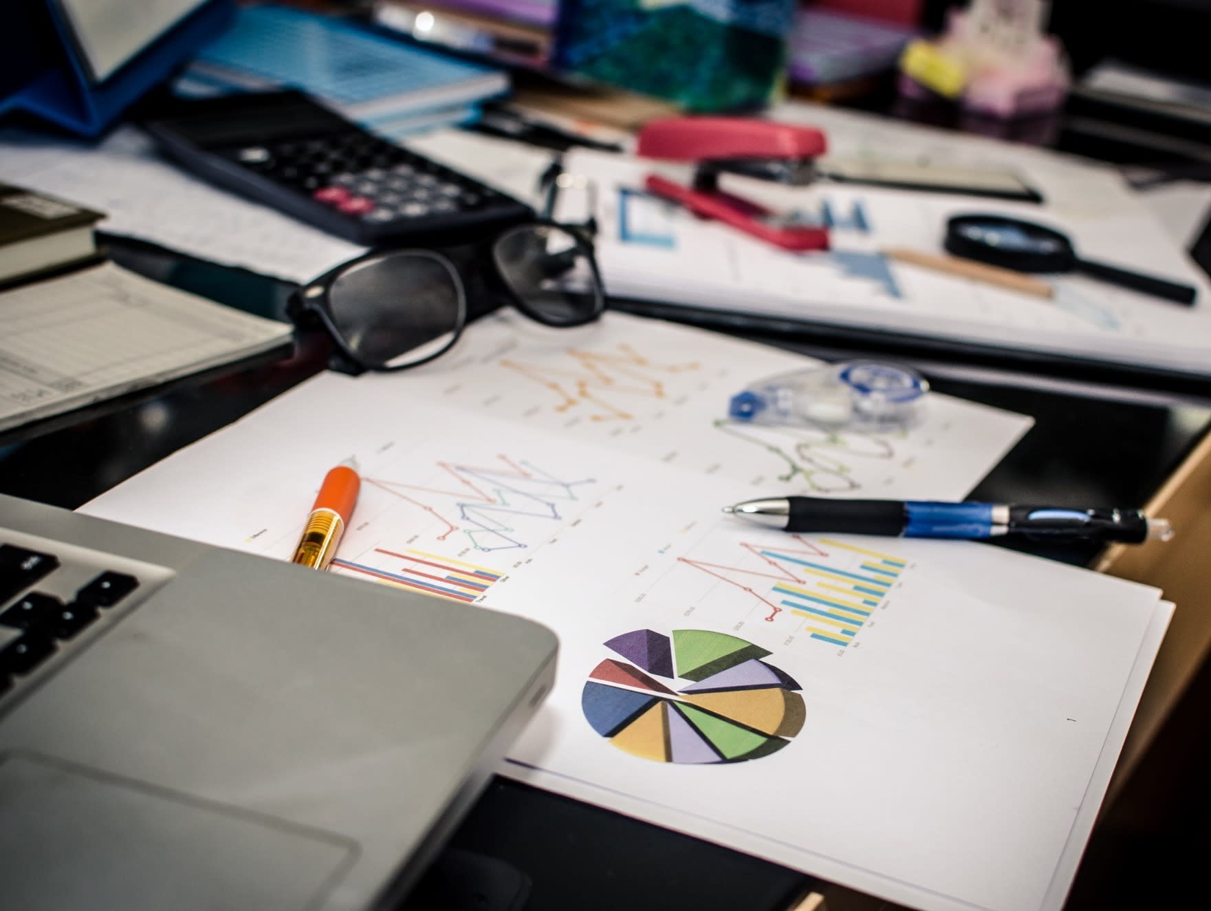 vecteezy_messy-work-desk_2116553