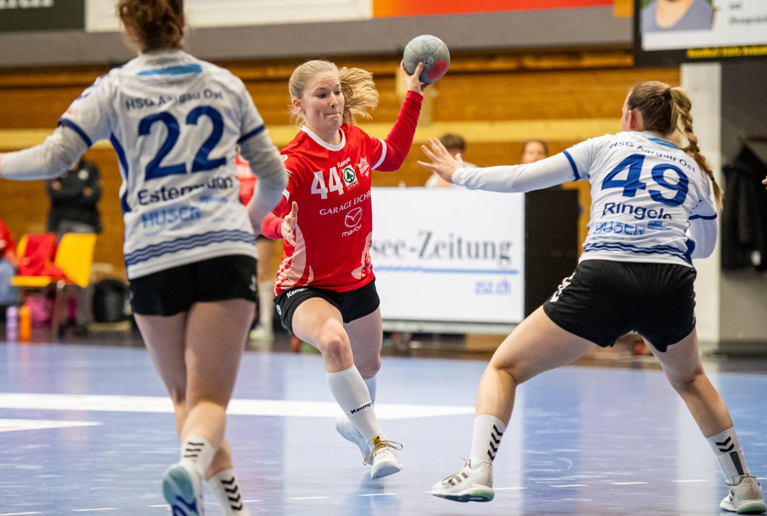Zwei Verteidigerinnen stellen sich einer angreifenden Handballerin entgegen