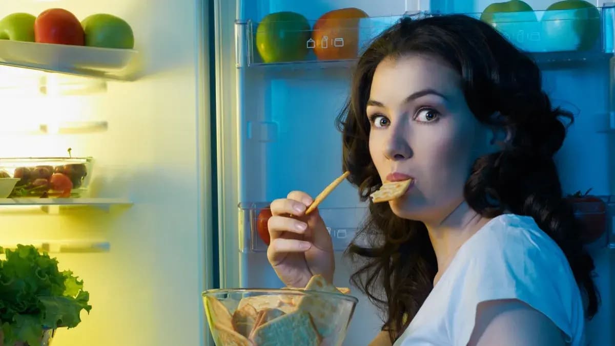 woman-snacks-fridge-night-binge-eating-hunger-compulsive