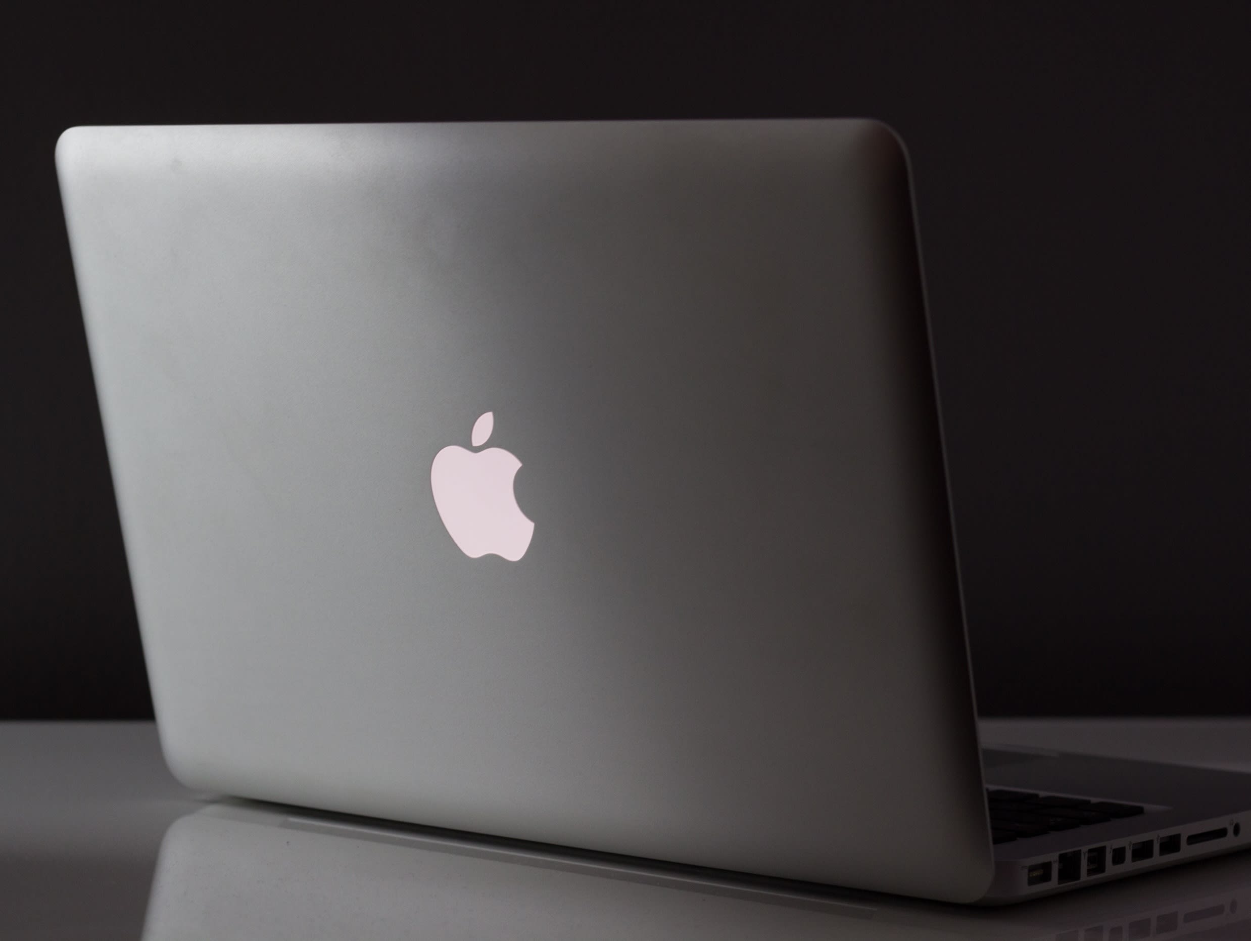 laptop-computer-mac-apple-technology-lighting-macbook-pro-electronics-multimedia-100945