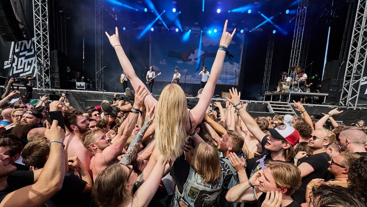 Honning Barna  crowd surfing 3