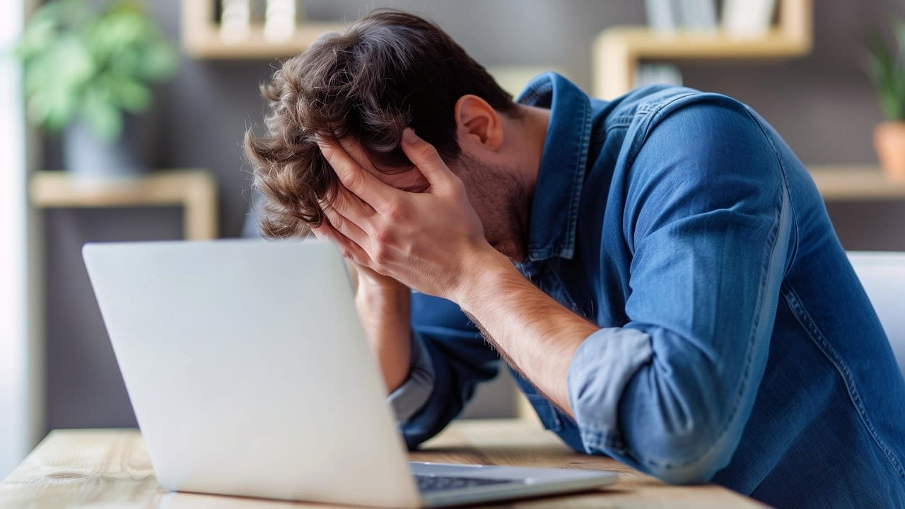 frustrated-man-8836744_1280