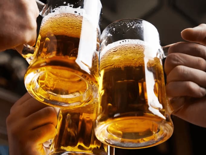 hands-of-three-men-doing-a-beer-toast-1024x512