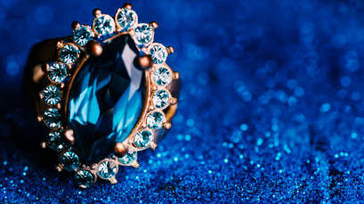 closeup-of-luxury-wedding-ring-in-dark-blue-glitter-background