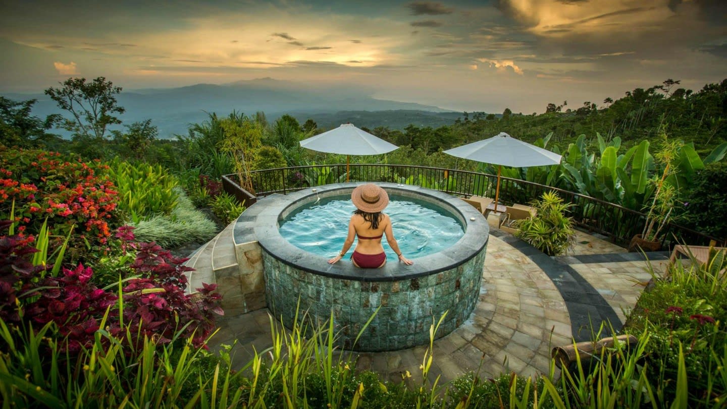 sitting-jacuzzi-munduk-mooding-plantation-balitravel-4