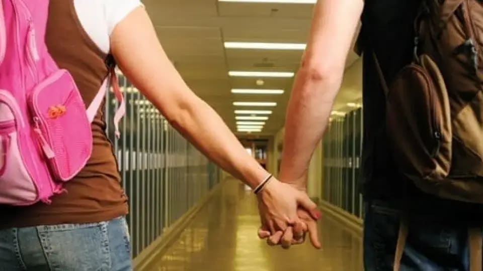teen-couple-lockers-hallway-1135x540