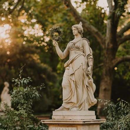 serene-statue-garden-stockcake