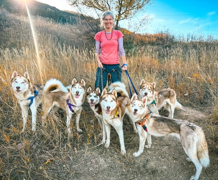 Maha Huskies Fam ALL TOGETHER bright 11-8025  4957 copy