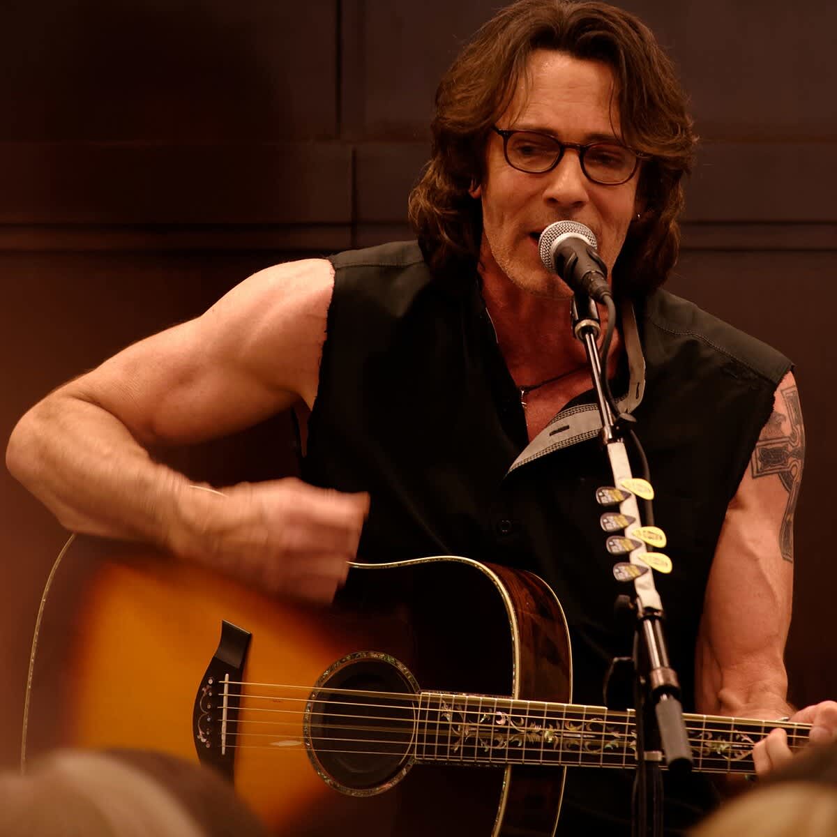 1200px-Rick_Springfield_5-09-2014_-7_%2814150002904%29_%28cropped%29