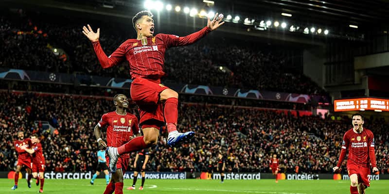  Premier League players celebrate a winning goal