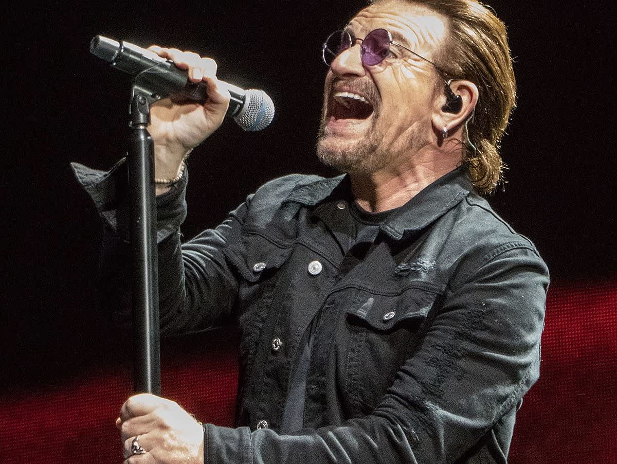 1200px-Bono_singing_in_Indianapolis_on_Joshua_Tree_Tour_2017_9-10-17